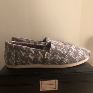 TOMS grey/white check print shoes NWT